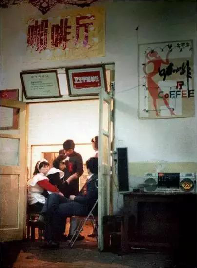 那时候妈妈坐在缝纫机前做针线活咔嗒咔嗒的声音可好听了六零芳华