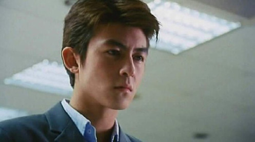 冠希哥晒日本白草莓，9颗500元！遭网友道德绑架：戏子赚钱真容易