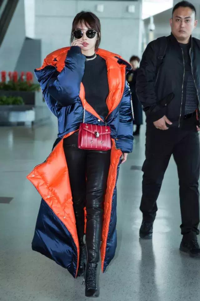 天寒地冻，好想用娜扎身上这件“棉被”羽绒服来保暖