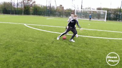 足球教程教你如何穿裆戏耍对手,足球防人时怎么防穿裆