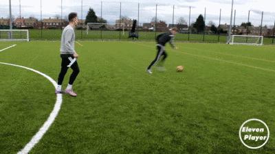 足球教程教你如何穿裆戏耍对手,足球防人时怎么防穿裆