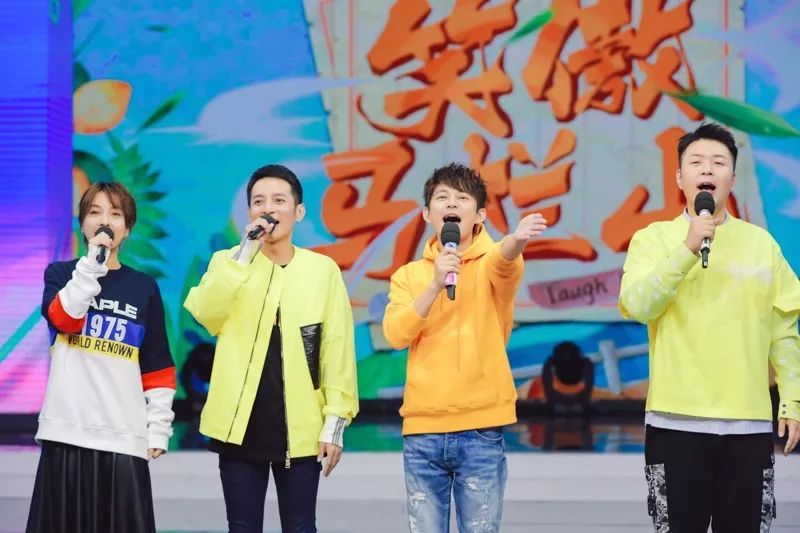 何炅郭德纲郭麒麟父子同台领奖,德云社郭德纲郭麒麟同台