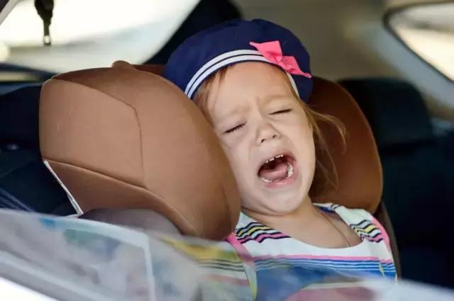 面对爱哭的孩子，学会这2招，不打不骂做回优雅父母