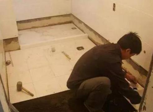 工人贴瓷砖,贴瓷砖要不要留尺寸给踢脚线