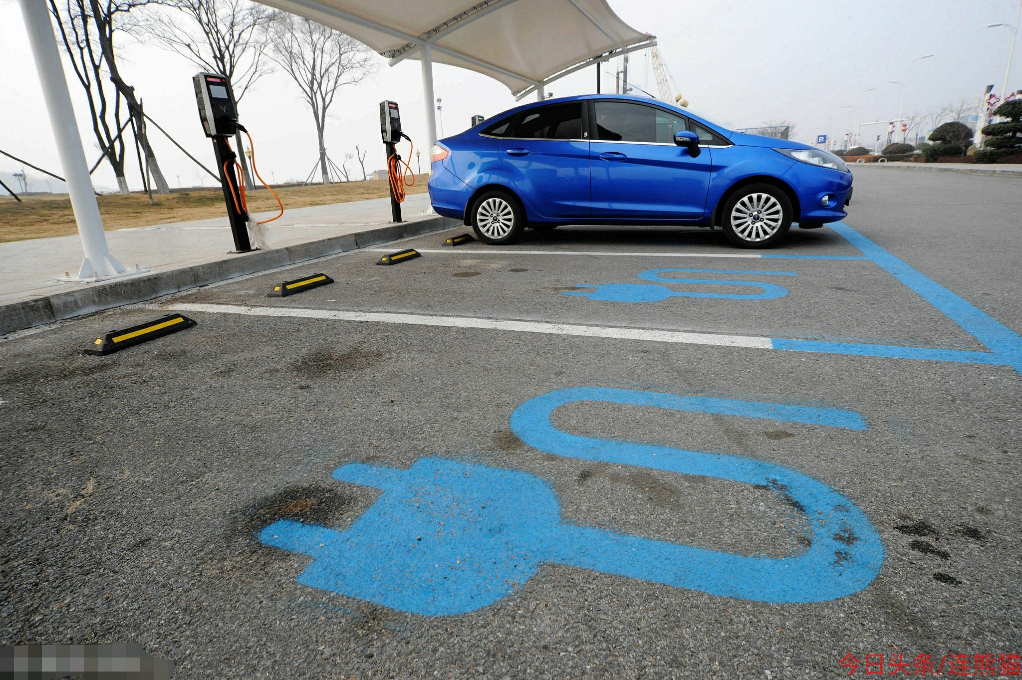 纯电动车和燃油车家用哪个好,新能源电动汽车与老年代步车区别