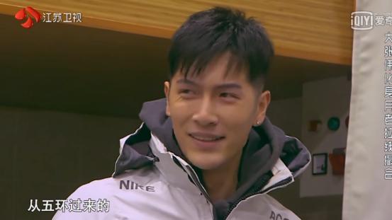 《三个院子》女素人犯花痴,不顾朋友受伤还在与男性聊天!