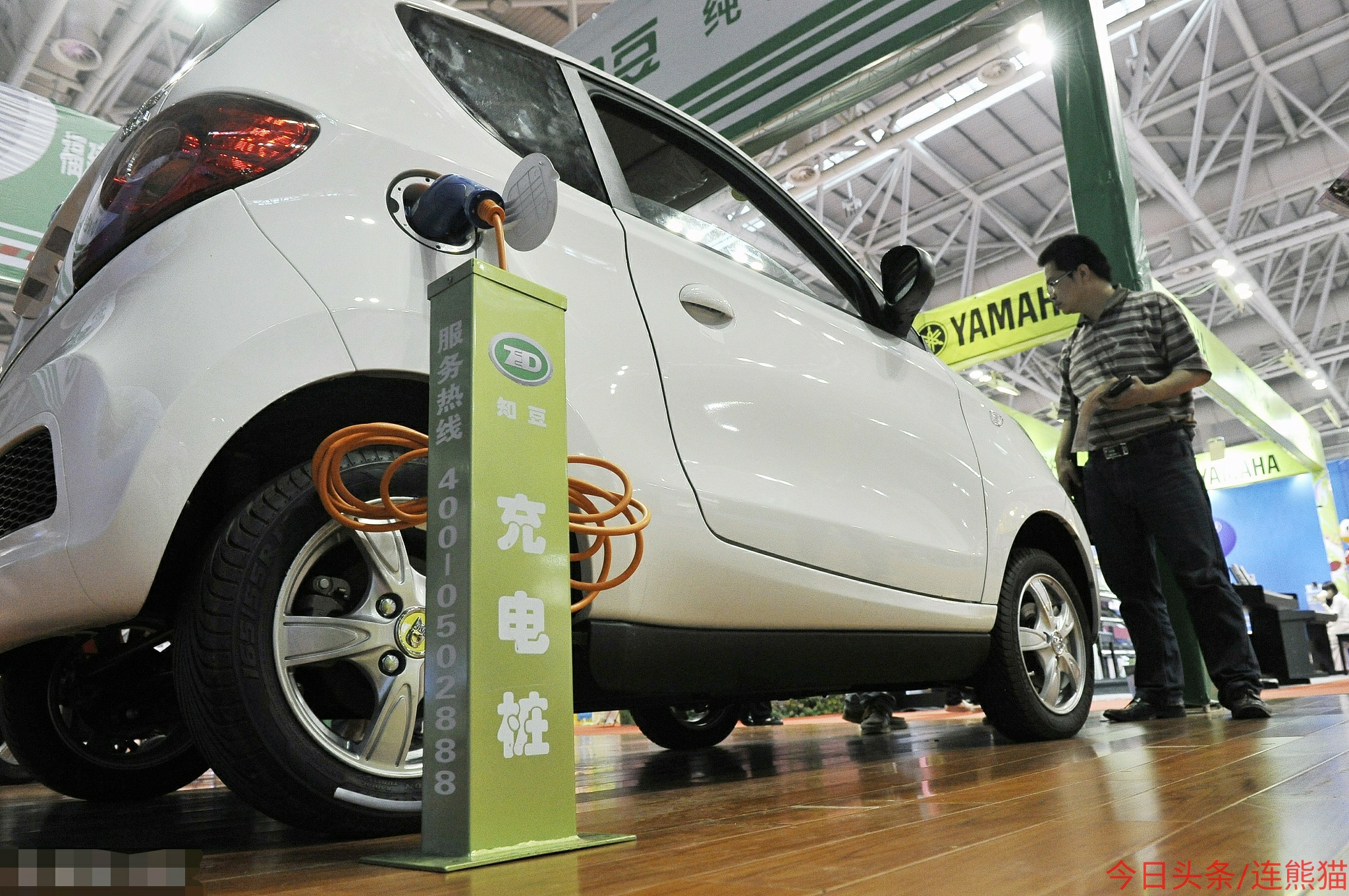 纯电动车和燃油车家用哪个好,新能源电动汽车与老年代步车区别