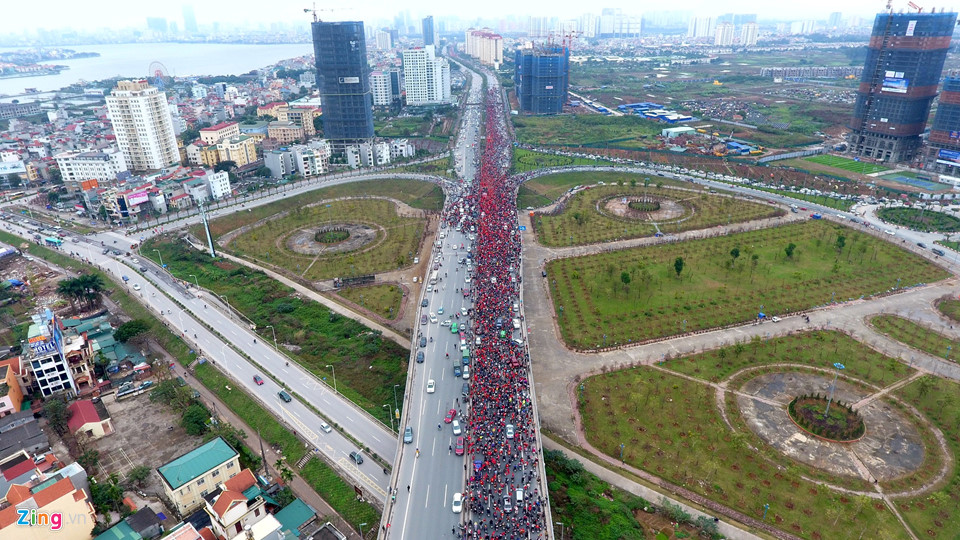 越南男足亚锦赛获亚军凯旋，民众举着*旗国**夹道欢迎