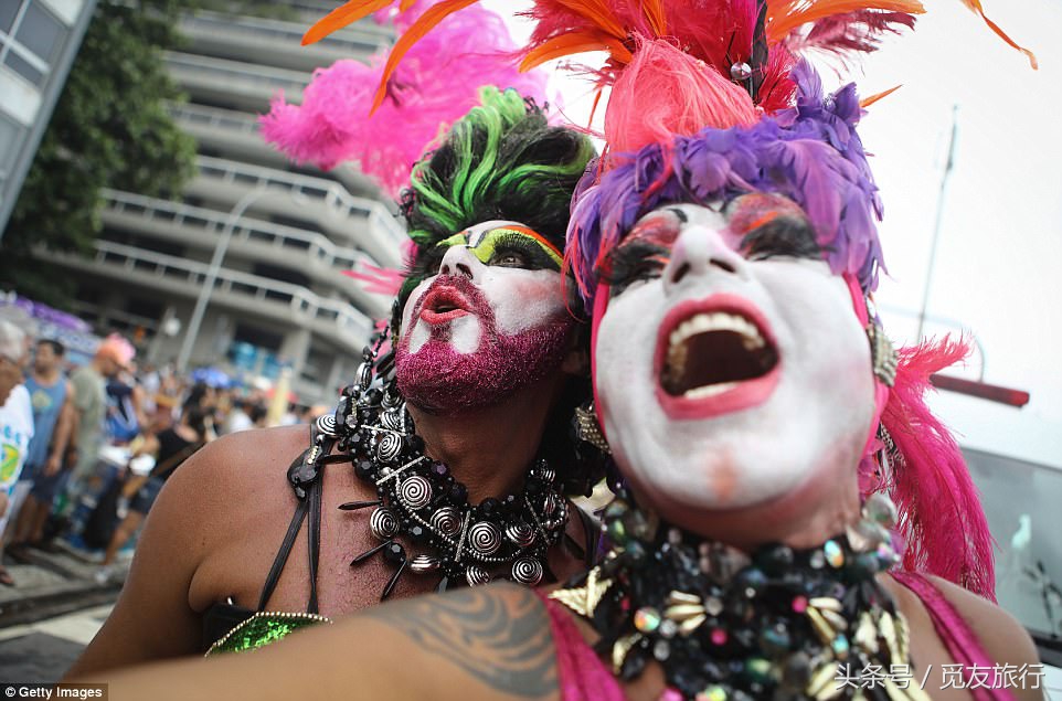 巴西的狂欢者们脱下衣服尬舞，只为下个月的狂欢节热身