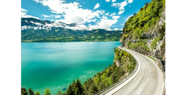 妈妈牵着女儿的手图片 (世界那么大妈妈陪你探索世界)