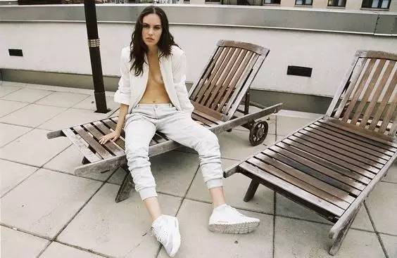 权志龙巴黎陈冠希,权志龙与朋友私下聚餐