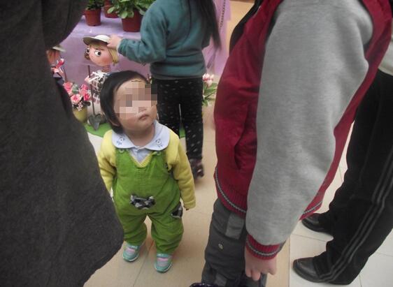 妈妈在人声鼎沸的商场蹲下身给儿子系鞋带时,看到了惊人的画面!