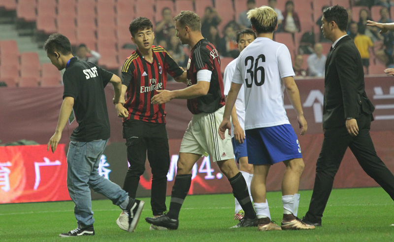 米兰中国球迷冲进场拥抱舍甫琴科!被保安无情带走*弹核**头频求情