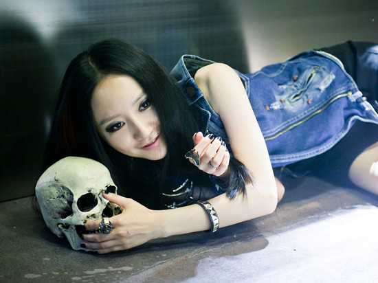 她16岁出道，19岁*款贷**养家，虽演技不俗，却一直不温不火