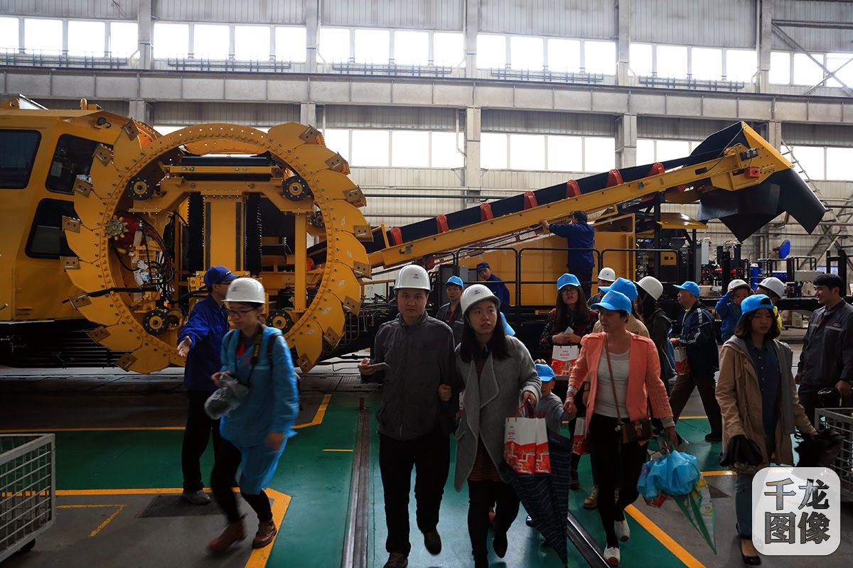 市民走进二七机车公司感受高铁时代工人力量