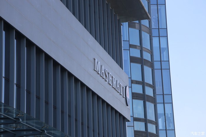 美女开玛莎拉蒂高速实拍原声视频,女车主提车