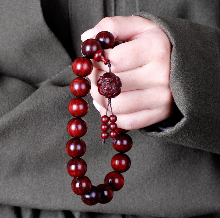 小叶紫檀佛珠大小的讲究,小叶紫檀佩戴讲究