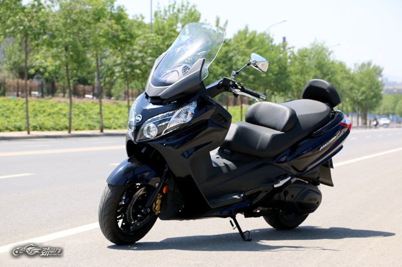 三阳踏板400max最新款,三阳maxsym400与宝马400踏板对比