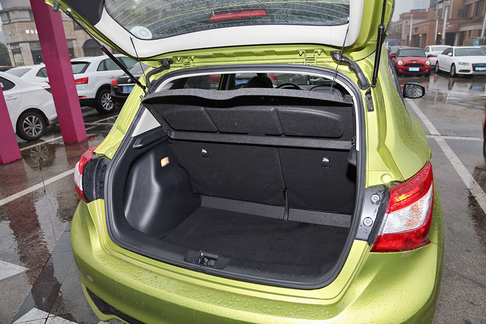 大飙车日产骐达试驾视频,东风日产骐达试车