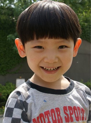 小男孩蘑菇头超帅发型,10至15岁男孩最酷发型不烫锅盖