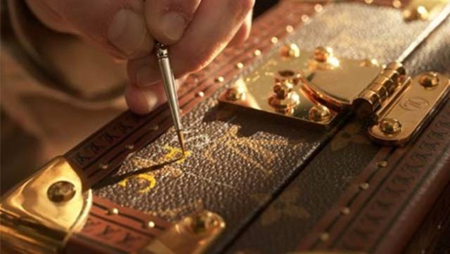 在武汉专柜购买奢侈品包注意脱线变形破皮掉钉！就连LV也...