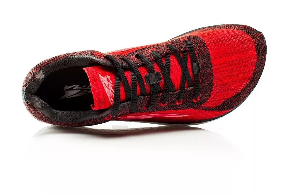 这是一双鞋子,一款既能爬山又能跑步的鞋