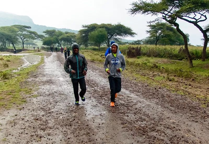 小脚趾甲黑了怎么回事,小脚趾甲黑是怎么回事