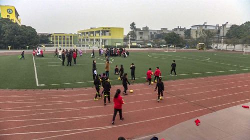 谁说只有巴西足球是从娃娃玩起！双流的这帮足球娃娃，也许就是中国足球的未来！