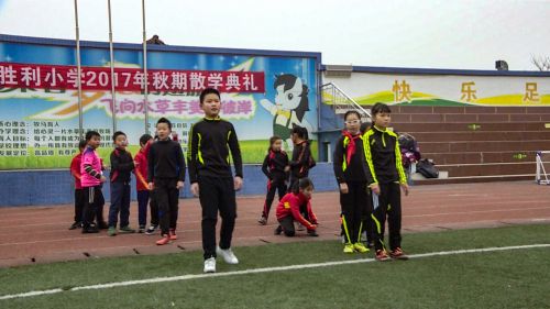 谁说只有巴西足球是从娃娃玩起！双流的这帮足球娃娃，也许就是中国足球的未来！