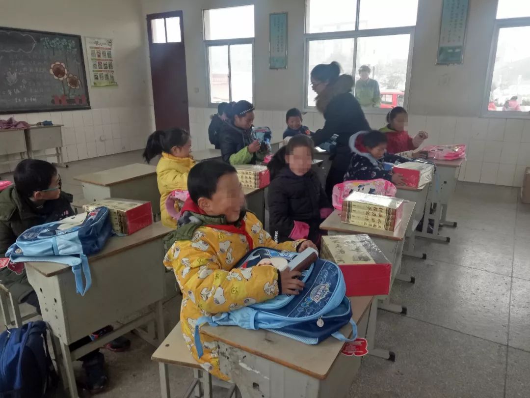 第六年了，他们总是带着满满的爱让孩子插上梦想的翅膀