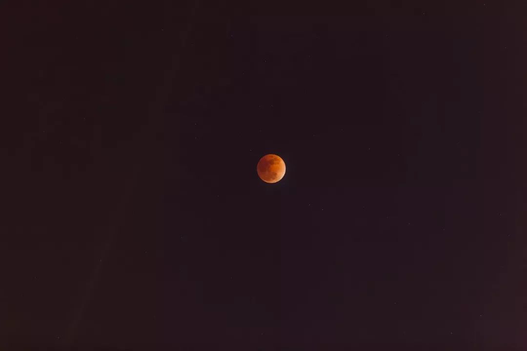 请珍惜拍月亮的老法师，你知道他们为了一张照片少买了几辆车吗！