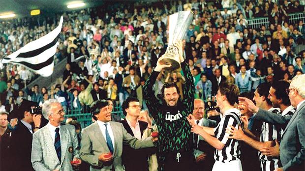 布冯尤文单场10次扑救,40岁布冯退役解说