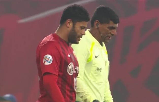 于海亮鞋钉飞铲染黄，胡尔克致歉+向裁判求情，这才是真队长