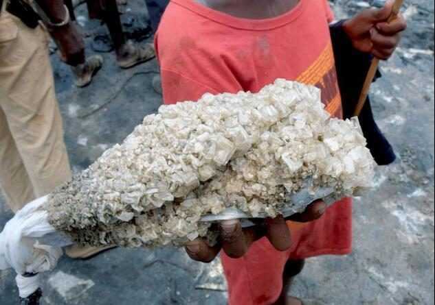 采盐人全身遭高浓度盐酸腐蚀又聋又瞎，从早到晚一整天只赚这些钱