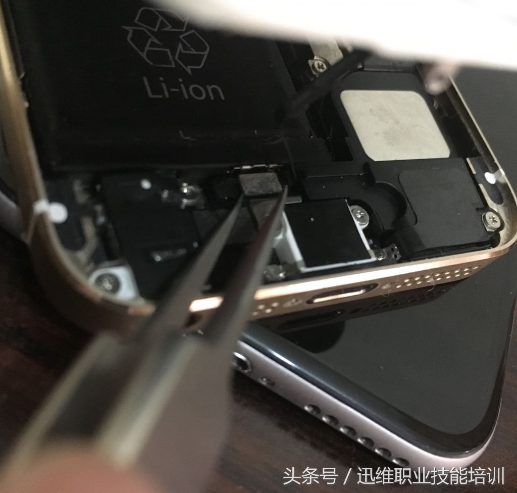 原装苹果7p手机换电池教程,老iphone续航差