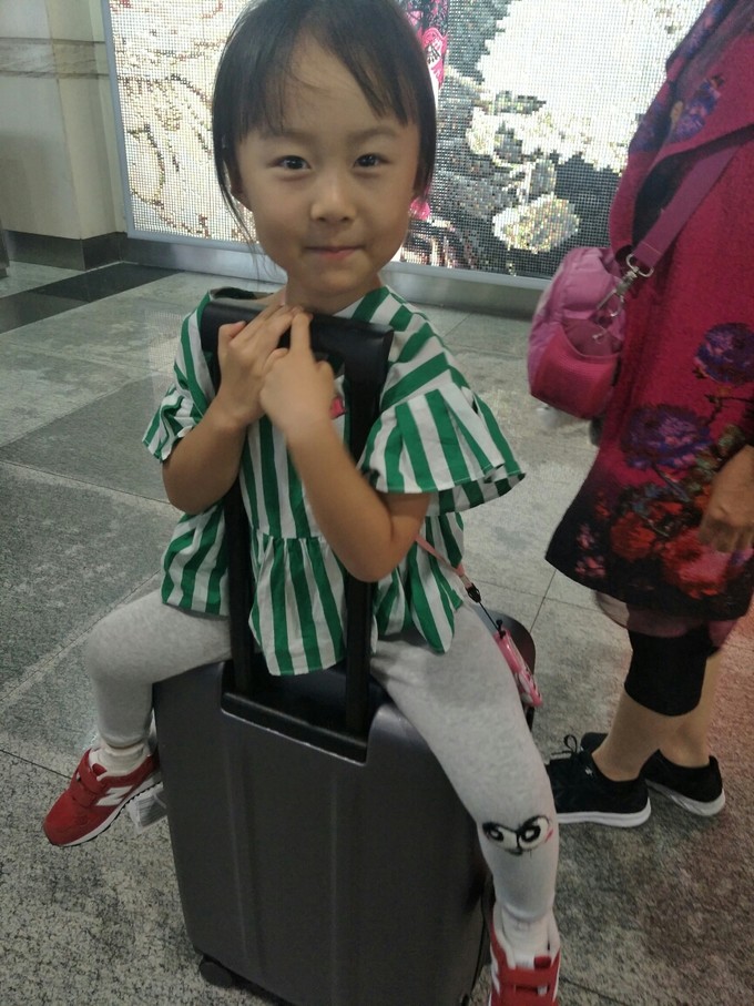 一家老小都去旅游啦,一家老小去游玩