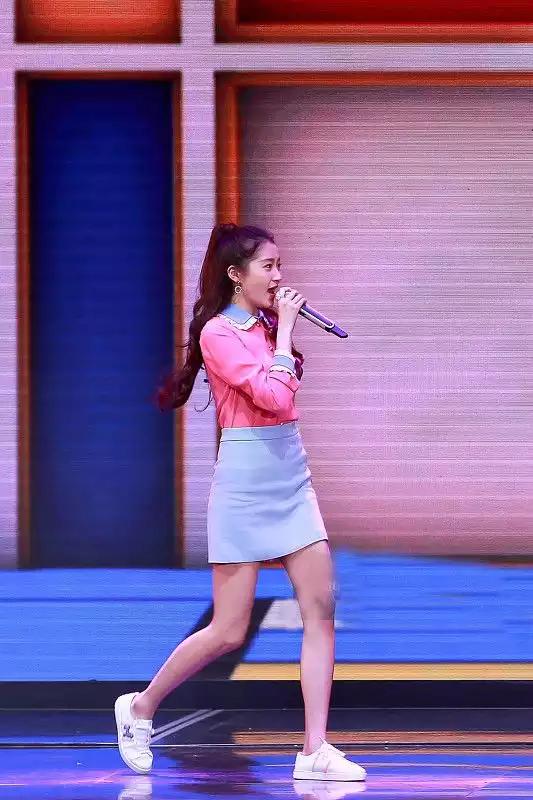 关晓彤录制春晚秀长腿,关晓彤北京台春晚粉色裙子