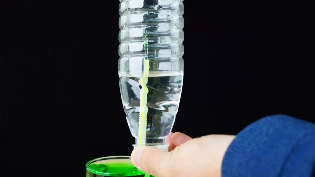 用吸管和矿泉水瓶做的实验喷泉,水从低处往高处流装置