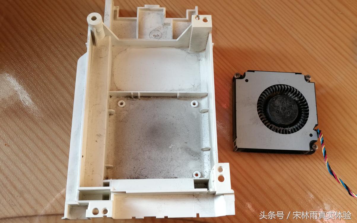 用了三年的荣耀立方路由器能有多脏，那就给他洗个澡吧！