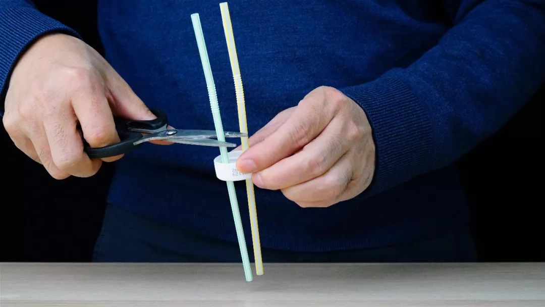 用吸管和矿泉水瓶做的实验喷泉,水从低处往高处流装置