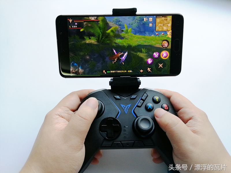 飞智八爪鱼二代手柄玩游戏,飞智八爪鱼游戏手柄推荐