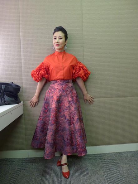 汪明荃不老女神一字肩上衣减龄,汪明荃70岁冬季穿搭