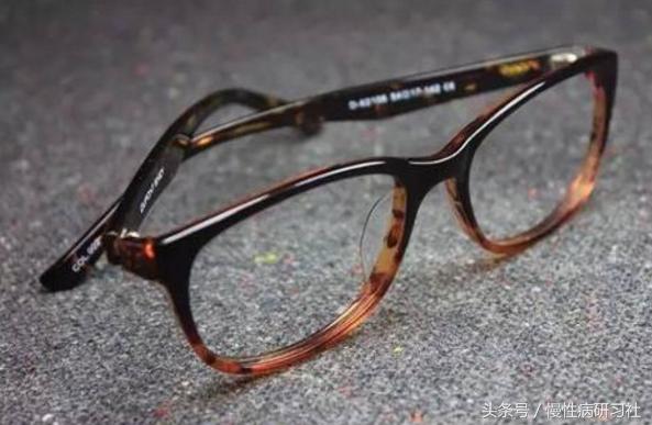 眼角有个针眼大的小孔怎么回事,眼角有一个小孔怎么治疗