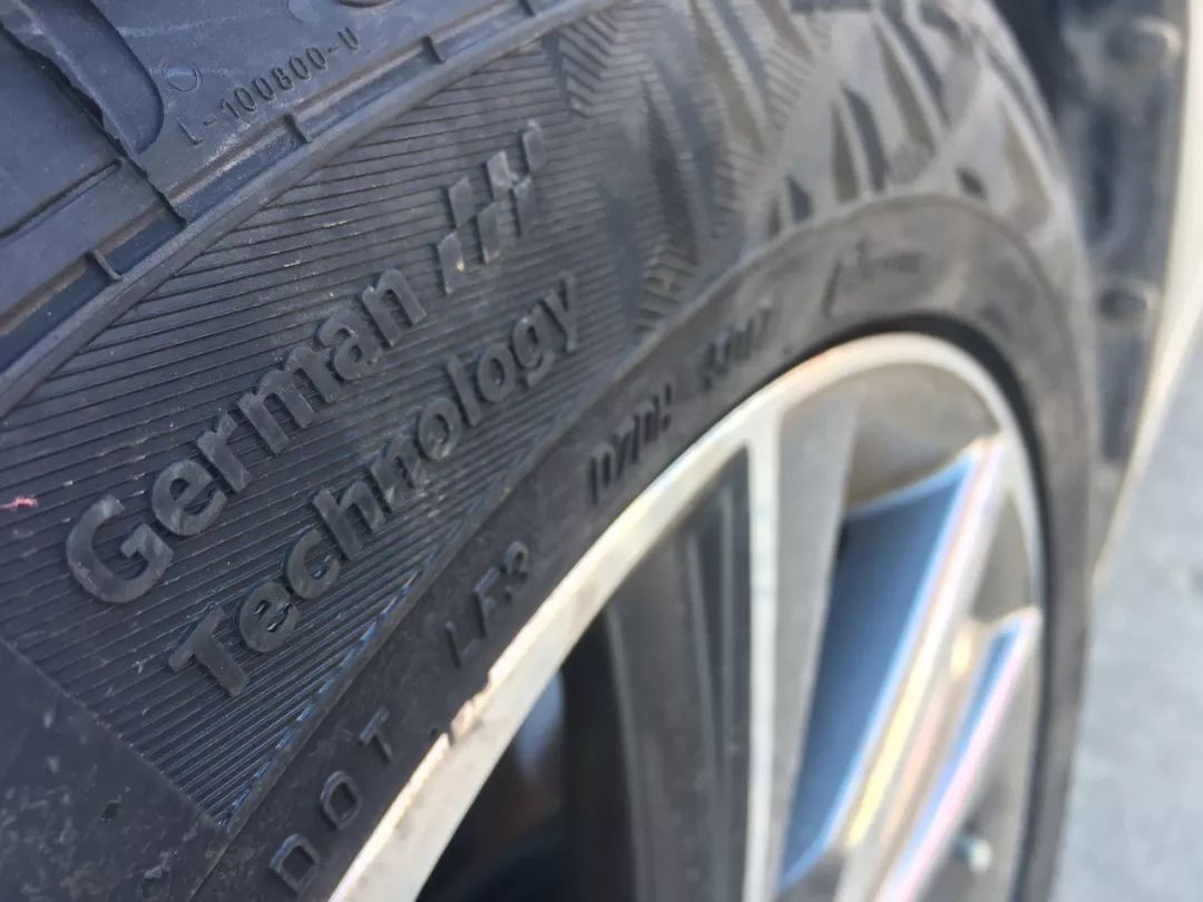 刚换的新胎是不是不好开,开了快五万公里了需要换胎吗