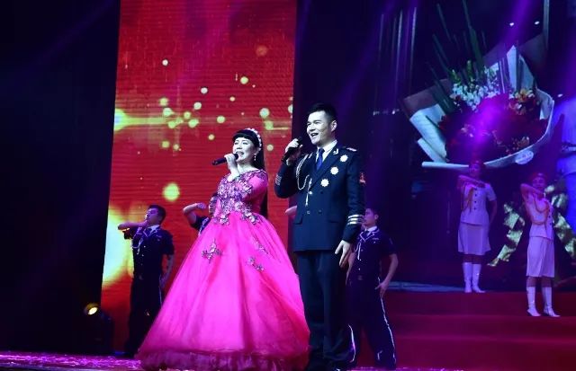 警察震撼人心的表演节目,慰问演出感动