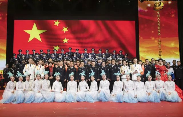 慰问演出现场震撼,警察震撼演出