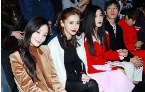 李小璐出席某活动捞金，撞衫43岁田海蓉丝绒西装，尴尬了 !