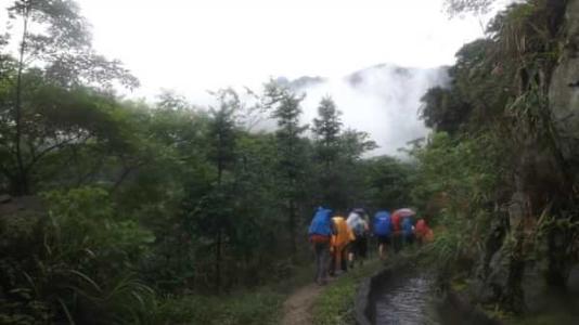 二年级在野外迷路了怎么辨别方向,野外迷路后我们通过什么辨别方向