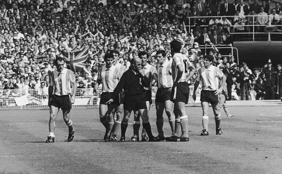 受到红绿灯启发，他用红黄牌制度改变了足球