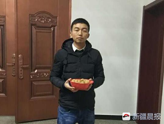 过年回家送女孩子的新年礼物,外国女人回家带中国零食